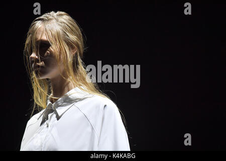Hong Kong, Chine. Sep 6, 2017. Un modèle présente une création au cours d'un défilé de Centerstage à Hong Kong, en Chine, le 6 septembre 2017. Credit : Lui Siu Wai/Xinhua/Alamy Live News Banque D'Images