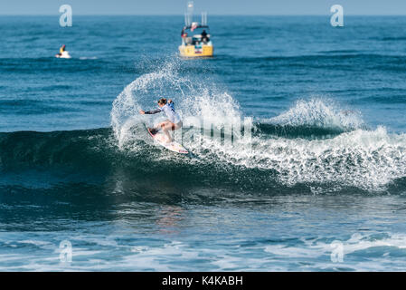 San Clemente, USA. 06 Sep, 2017. Une ronde de surf à la Swatch 2017 Women's Pro à des chevalets, San Onofre State Beach, San Clamente, CA le 06 septembre 2017. Surfer : Pauline Ado (FRA). Credit : Benjamin Ginsberg/Alamy Live News Banque D'Images