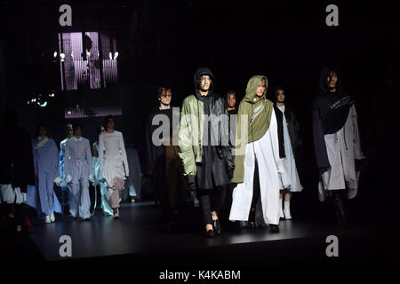 Hong Kong, Chine. Sep 6, 2017. Présenter les modèles creations pendant un défilé de Centerstage à Hong Kong, en Chine, le 6 septembre 2017. Credit : Lui Siu Wai/Xinhua/Alamy Live News Banque D'Images