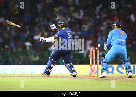 Colombo, Sri Lanka. 6rh, Sept 2017. Munaweera Dilshan de cricket du Sri Lanka perd sa bat comme il est joué par l'Inde's Kuldeep Yadav pendant leurs vingt20 cricket dans R Premadasa International Cricket Stadium à Colombo, Sri Lanka, le mercredi, 6 septembre, 2017 Dambarage Crédit : Pradeep/Alamy Live News Banque D'Images