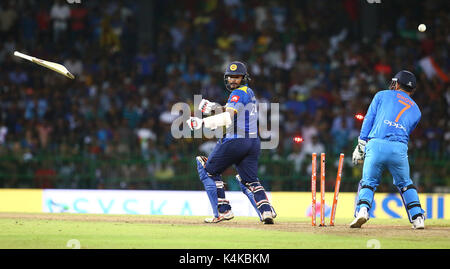 Colombo, Sri Lanka. 6rh, Sept 2017. Munaweera Dilshan de cricket du Sri Lanka perd sa bat comme il est joué par l'Inde's Kuldeep Yadav pendant leurs vingt20 cricket dans R Premadasa International Cricket Stadium à Colombo, Sri Lanka, le mercredi, 6 septembre, 2017 Dambarage Crédit : Pradeep/Alamy Live News Banque D'Images