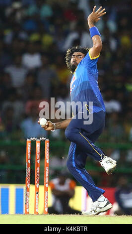 Colombo, Sri Lanka. 6rh, Sept 2017. Joueur de cricket du Sri Lanka Lasith Malinga offre la balle pendant la vingt20 match de cricket international entre le Sri Lanka et l'Inde à R Premadasa Stadium à Colombo le 6 septembre 2017. Credit : Pradeep Dambarage/Alamy Live News Banque D'Images