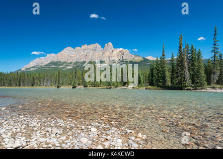 Castle Mountain et la rivière Bow, Banff National Park, Alberta, Canada Banque D'Images