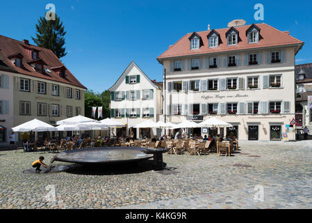 Münsterplatz avec cafés de rue, fontaine de fer de Franz Gutmann, 1963, Constance, Bade-Wurtemberg, Allemagne Banque D'Images