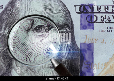 100 US Dollar sous la loupe Banque D'Images