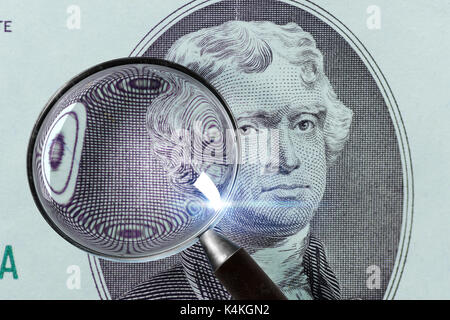 2 dollar bills grand plan. Nous deux billets de macro. Dollar sous loupe. Banque D'Images