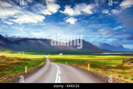 Route asphaltée vers les montagnes de l'Islande. Banque D'Images