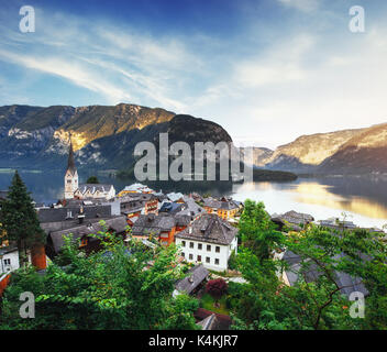 Hauteur de vue sur Hallstatt ville entre les montagnes. Banque D'Images