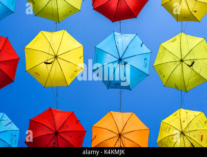 Parasols colorés accrochée au-dessus d'une rue dans le centre-ville de Liverpool pour sensibiliser adht. Banque D'Images