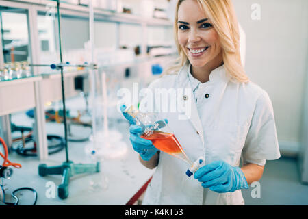 Étudiant en chimie attrayant working in laboratory Banque D'Images