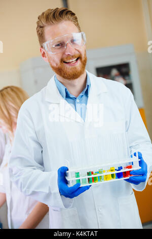 Portrait of young scientist posing in lab Banque D'Images