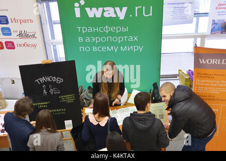 Novosibirsk, Russie - le 14 novembre 2014 : Les étudiants de l'université d'Etat de Novossibirsk obtention d'informations sur l'emploi. Le salon de l'emploi a été organisée par le NS Banque D'Images