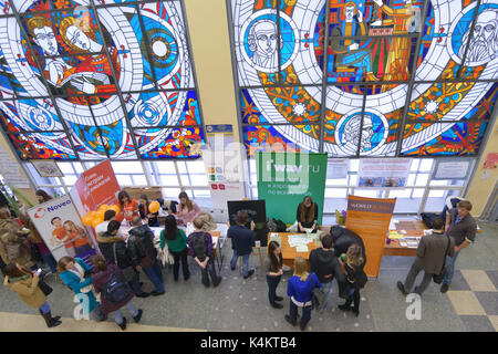 Novosibirsk, Russie - le 14 novembre 2014 : Les étudiants de l'université d'Etat de Novossibirsk obtention d'informations sur l'emploi. Le salon de l'emploi a été organisée par le NS Banque D'Images