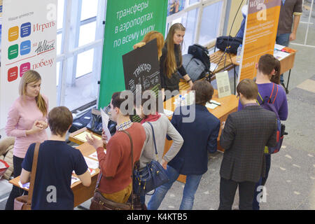 Novosibirsk, Russie - le 14 novembre 2014 : Les étudiants de l'université d'Etat de Novossibirsk obtention d'informations sur l'emploi. Le salon de l'emploi a été organisée par le NS Banque D'Images