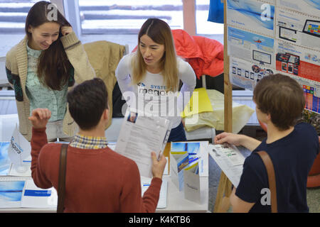 Novosibirsk, Russie - le 14 novembre 2014 : Les étudiants de l'université d'Etat de Novossibirsk obtention d'informations sur l'emploi. Le salon de l'emploi a été organisée par le NS Banque D'Images