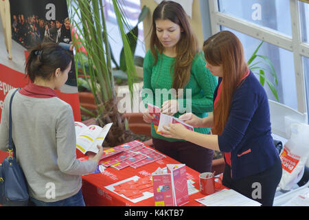 Novosibirsk, Russie - le 14 novembre 2014 : Les étudiants de l'université d'Etat de Novossibirsk obtention d'informations sur l'emploi. Le salon de l'emploi a été organisée par le NS Banque D'Images