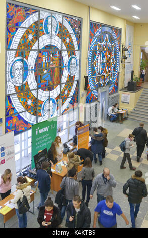 Novosibirsk, Russie - le 14 novembre 2014 : Les étudiants de l'université d'Etat de Novossibirsk obtention d'informations sur l'emploi. Le salon de l'emploi a été organisée par le NS Banque D'Images