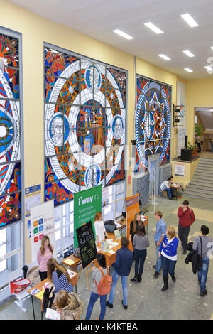 Novosibirsk, Russie - le 14 novembre 2014 : Les étudiants de l'université d'Etat de Novossibirsk obtention d'informations sur l'emploi. Le salon de l'emploi a été organisée par le NS Banque D'Images