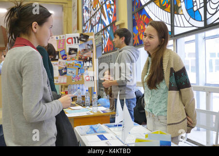 Novosibirsk, Russie - le 14 novembre 2014 : Les étudiants de l'université d'Etat de Novossibirsk obtention d'informations sur l'emploi. Le salon de l'emploi a été organisée par le NS Banque D'Images