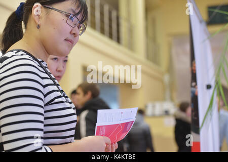 Novosibirsk, Russie - le 14 novembre 2014 : Les étudiants de l'université d'Etat de Novossibirsk obtention d'informations sur l'emploi. Le salon de l'emploi a été organisée par le NS Banque D'Images