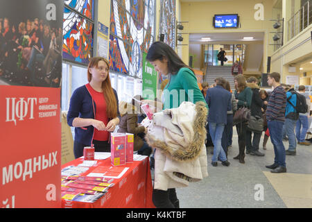 Novosibirsk, Russie - le 14 novembre 2014 : Les étudiants de l'université d'Etat de Novossibirsk obtention d'informations sur l'emploi. Le salon de l'emploi a été organisée par le NS Banque D'Images