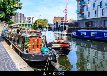 Narrowboats colorés amarrés sur Regent's Canal, Islington, Londres, Royaume-Uni Banque D'Images