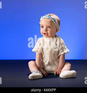 Une jeune fille portant des vêtements fait main au crochet avec crédit. fonds de couleur lee ramsden / alamy Banque D'Images