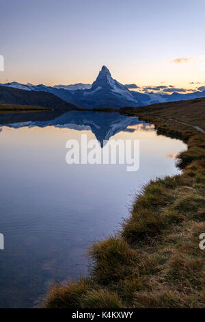 Le Cervin reflète dans stellisee au coucher du soleil. zermatt canton du Valais Alpes Pennines suisse Banque D'Images