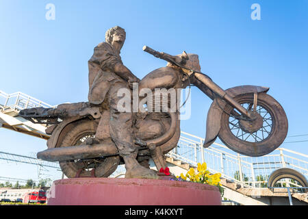 Okulovka, Russie - le 17 août 2017 : monument à la célèbre chanteuse russe victor tsoi. Victor tsoi (1962-1990) était un musicien, compositeur soviétique, et Banque D'Images