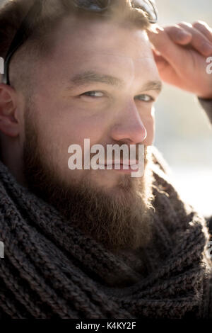 Close up od un homme portant des lunettes de soleil en hiver Banque D'Images