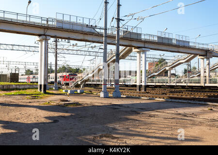 Okulovka, Russie - août 17, 2017 : avis de gare en été journée ensoleillée. okulovka - est une station du chemin de fer entre Moscou octobre Banque D'Images