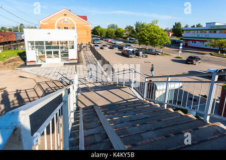 Okulovka, Russie - août 17, 2017 : avis de rail et rail ways en été journée ensoleillée. okulovka - est une station du chemin de fer octobre être Banque D'Images