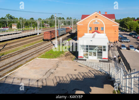 Okulovka, Russie - août 17, 2017 : avis de rail et rail ways en été journée ensoleillée. okulovka - est une station du chemin de fer octobre être Banque D'Images