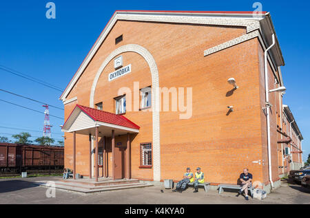 Okulovka, Russie - août 17, 2017 : avis de rail et rail ways en été journée ensoleillée. okulovka - est une station du chemin de fer octobre être Banque D'Images