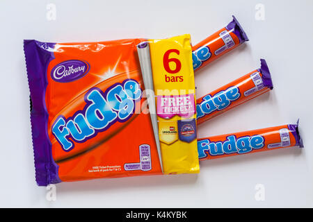 Cadbury Caramel, fudge, couverts de chocolat au lait, multipack isolé sur fond blanc Banque D'Images