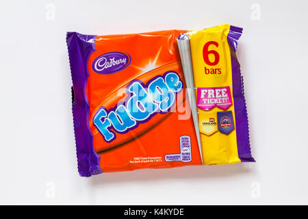 Cadbury Caramel, fudge, couverts de chocolat au lait, multipack isolé sur fond blanc Banque D'Images