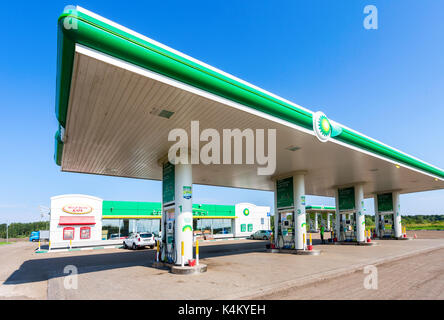 Région de Novgorod, Russie - le 17 août 2017 : BP ou British Petroleum station-service de jour d'été. British Petroleum est une multinationale britannique et du gaz d'huile Banque D'Images