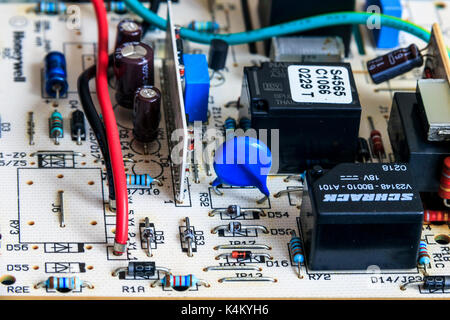 Close-up de composants électroniques et de fils sur une carte de circuit imprimé Banque D'Images