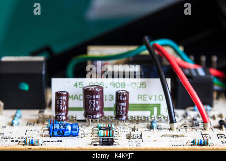 Close-up de composants électroniques et de fils sur une carte de circuit imprimé Banque D'Images