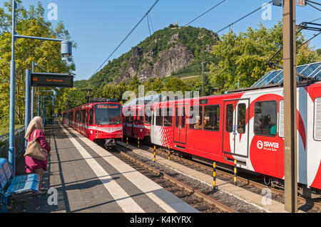 Tram à Rhöndorf près de Bonn avec la colline Drachenfels en arrière-plan, NRW, Allemagne. Banque D'Images