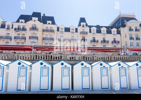 France, Calvados (14), Cabourg, les cabines de plage et le Grand Hôtel // France, Calvados, Cabourg, les cabines de plage et le Grand Hôtel Banque D'Images