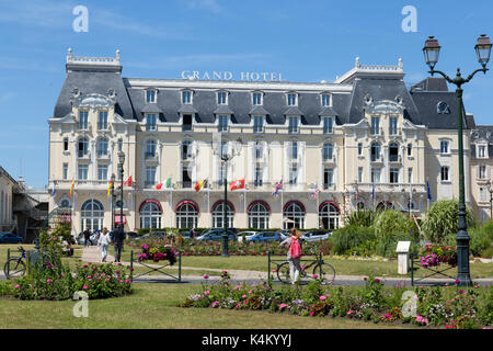 France, Calvados (14), Cabourg, le Grand Hôtel vu côté ville // France, Calvados, Cabourg, le Grand Hôtel vu du côté de la ville Banque D'Images