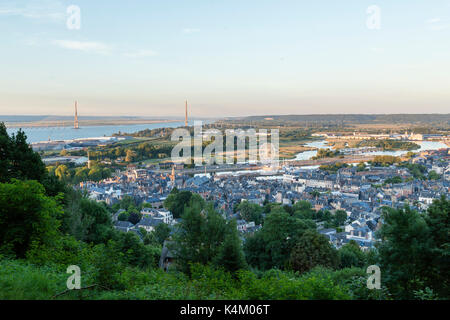 France, Calvados (14), Honfleur, vu depuis le Mont-joli, le pont de Normandie au loin // France, Calvados, Honfleur, vu de Mont-joli, le pont o Banque D'Images