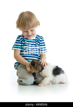 Happy boy sitting with puppy isolé sur fond blanc Banque D'Images