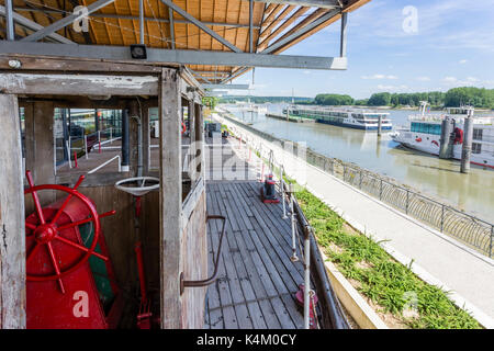 France, Seine-Maritime (76), Caudebec-en-Caux, Museo Seine, vieux Bâteau de la Seine et Bâteaux de croisière amarées à droite // France, Seine-Maritim Banque D'Images