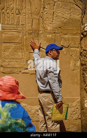 Louxor, Egypte - APR 08 : touristes non identifiés à Louxor le 08 Jan 2015, l'Égypte. C'était le plus grand complexe du temple d'Amon-Rê Dieu dans Thèbes antique ville Banque D'Images