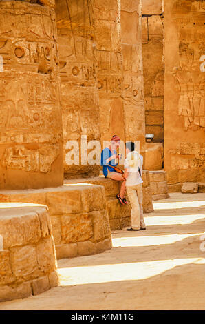 Louxor, Egypte - APR 08 : touristes non identifiés à Louxor le 08 Jan 2015, l'Égypte. C'était le plus grand complexe du temple d'Amon-Rê Dieu dans Thèbes antique ville Banque D'Images