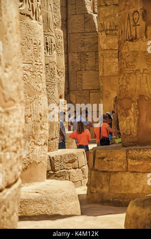 Louxor, Egypte - APR 08 : touristes non identifiés à Louxor le 08 Jan 2015, l'Égypte. C'était le plus grand complexe du temple d'Amon-Rê Dieu dans Thèbes antique ville Banque D'Images