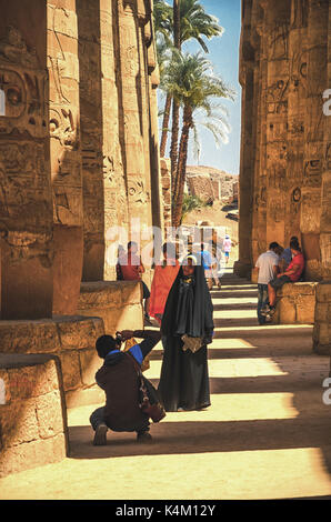 Louxor, Egypte - APR 08 : touristes non identifiés à Louxor le 08 Jan 2015, l'Égypte. C'était le plus grand complexe du temple d'Amon-Rê Dieu dans Thèbes antique ville Banque D'Images