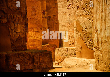 Salle hypostyle aux temples de Louxor (Thèbes antique). Des colonnes du temple de Louxor à Louxor, Egypte Banque D'Images